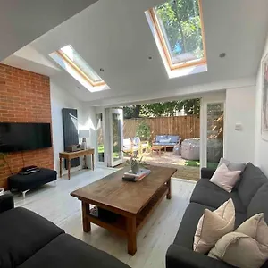  Holiday home Palm - United Kingdom