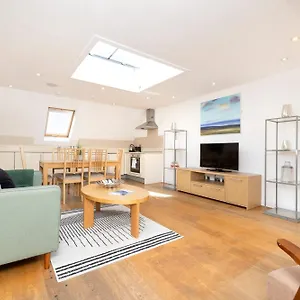 Joivy Chic 2-br Flats Near Castle Edinburgh